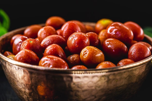 Tomate pequeño típico de la cocina brasileña, ambiente de cocina rústica