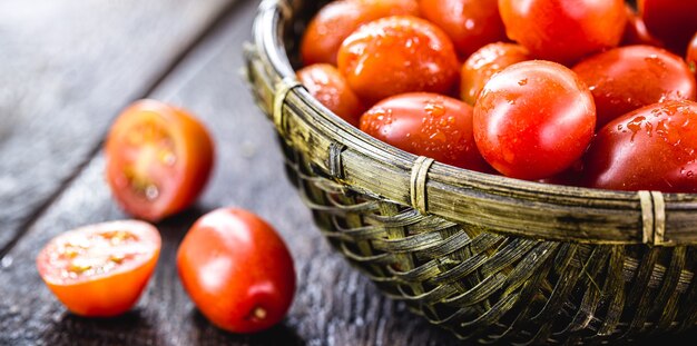 Tomate pequeño típico de la cocina brasileña, ambiente de cocina rústica