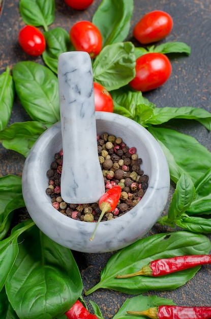 Tomate, pimenta, manjericão e tempero peper