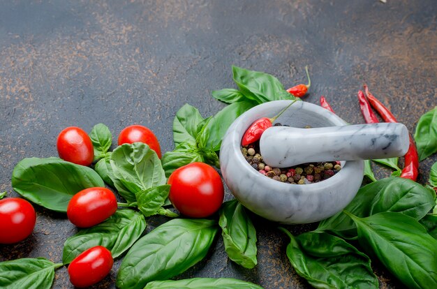 Tomate, pimenta, manjericão e tempero peper