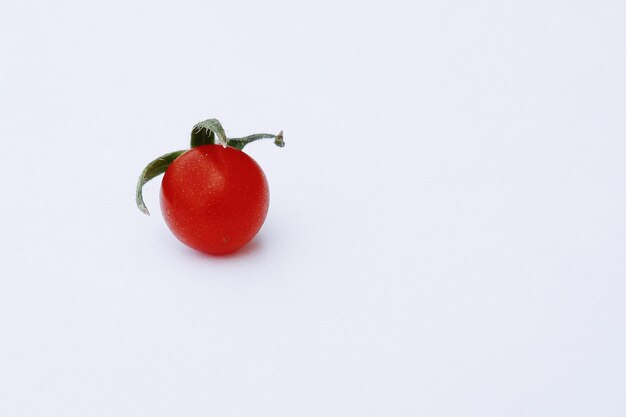 Tomate en primer plano de fondo blanco