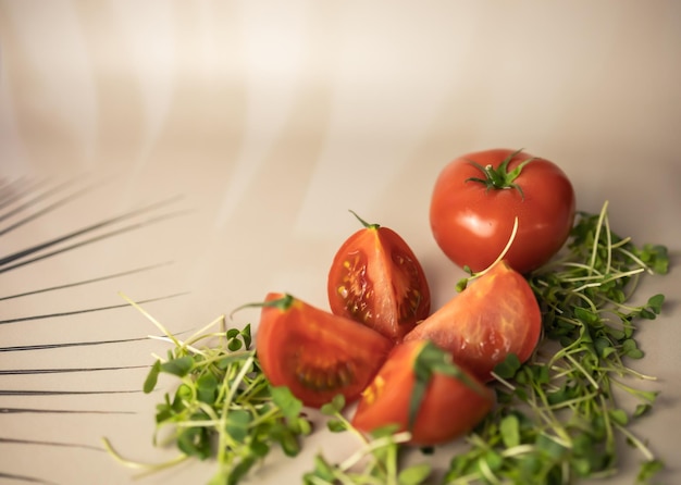 Tomate en rodajas rodeado de microvegetales de rábano