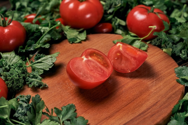 Tomate en rodajas sobre una tabla de cocina de madera