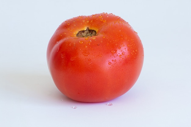 Tomate rojo aislado. Trazado de recorte.