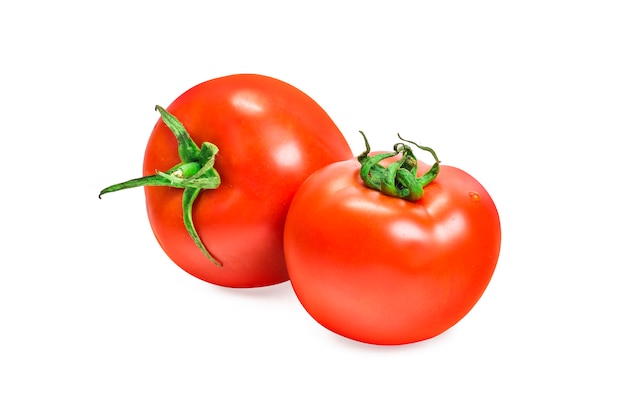 un tomate rojo fresco aislado en blanco