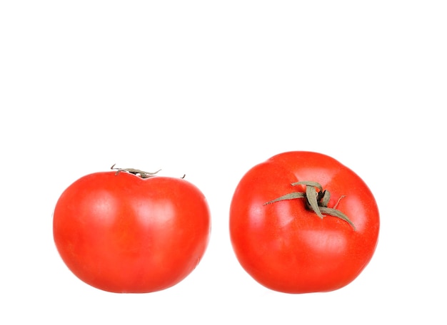 Un tomate rojo fresco aislado en blanco