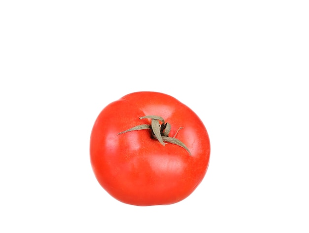 Un tomate rojo fresco aislado en blanco