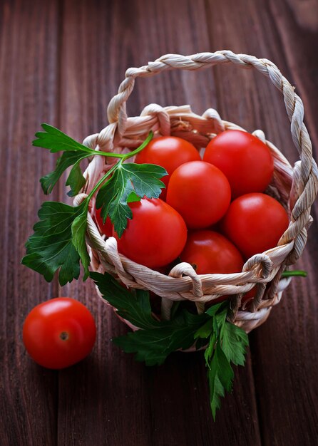 Tomate rojo fresco en la cesta