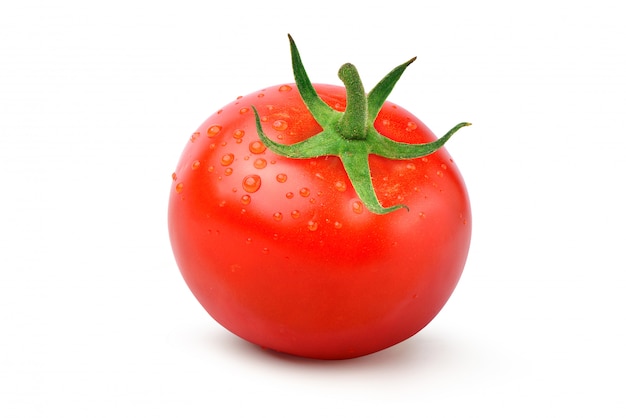 Tomate rojo jugoso fresco con gotas de agua aislado sobre fondo blanco.