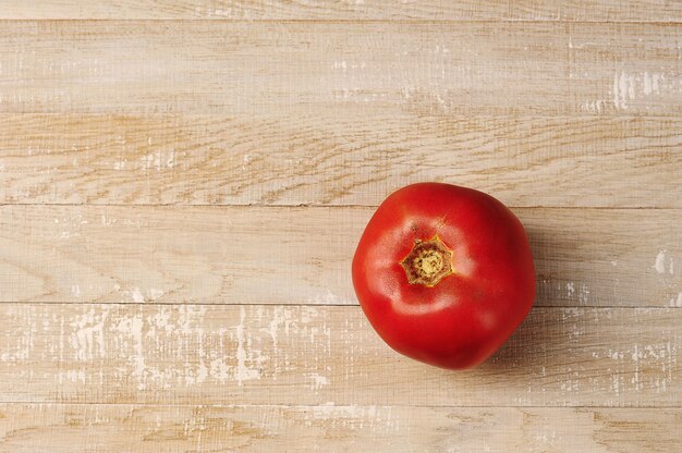 Tomate rojo en una madera