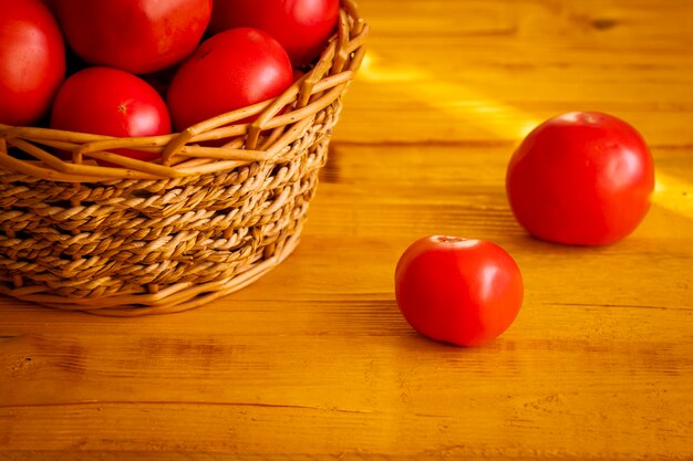 Foto tomate rojo maduro en una mesa de madera