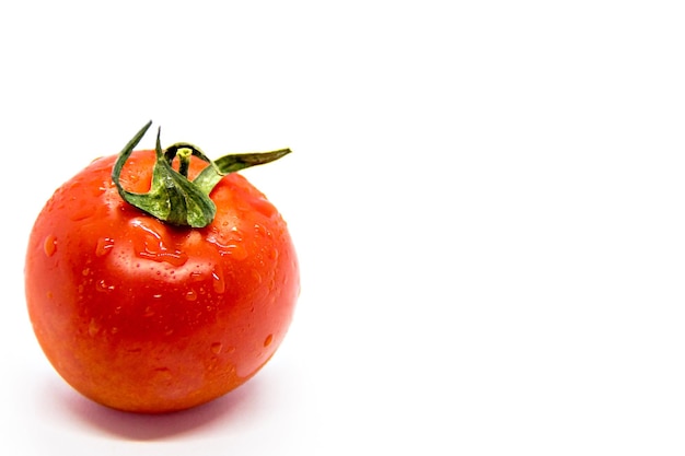 Foto tomate rojo maduro sobre fondo blanco.