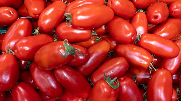 Tomate rojo orgánico en oliva en el mercado de caja para el fondo