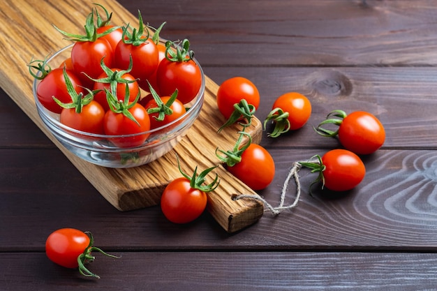 Tomate rojo en recipiente de vidrio sobre mesa de madera Alimentos orgánicos saludables Ingredientes de cocinaPomodoro en el escritorio