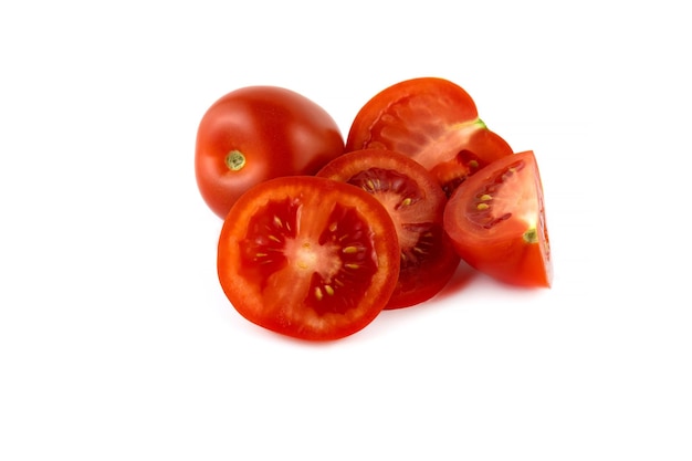 Un tomate rojo y rodajas aislado sobre un fondo blanco.