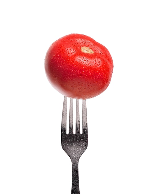 tomate rojo en un tenedor