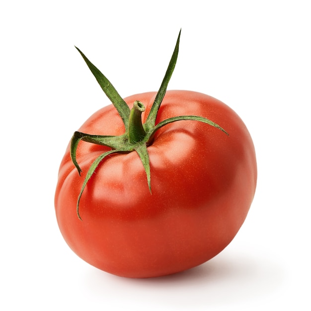 Tomate rosado jugoso fresco aislado en un fondo blanco. La cosecha de este año.