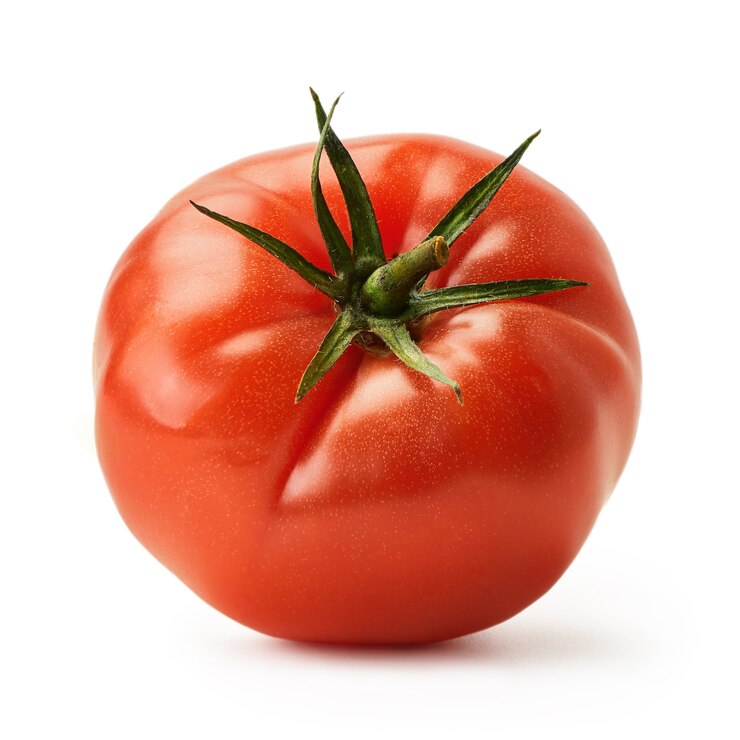 Tomate rosado jugoso fresco aislado sobre un fondo blanco de la cosecha de este año