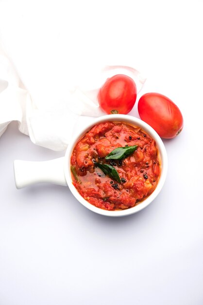 Tomate sabzi o tamatar chutney o salsa, servido en un bol. enfoque selectivo