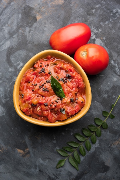 Foto tomate sabzi o tamatar chutney o salsa, servido en un bol. enfoque selectivo