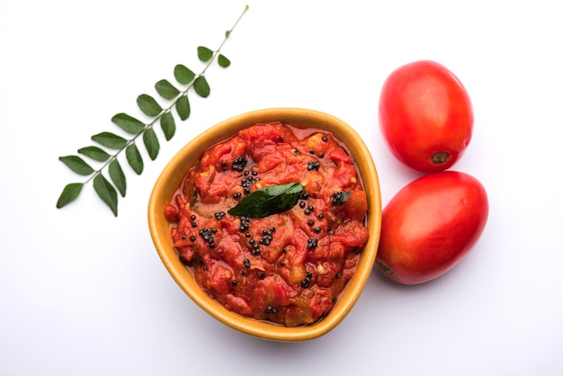 Tomate sabzi o tamatar chutney o salsa, servido en un bol. enfoque selectivo