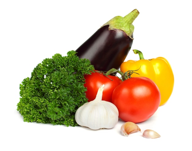 tomate, salsa, alho, pimenta e berinjela