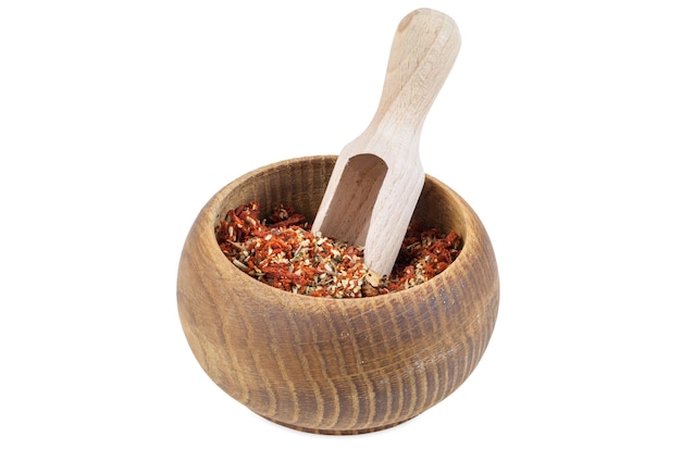 Tomate seco con ajo y albahaca en cuenco de madera