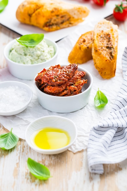 Tomate seco ao sol com azeite como antepasto com pasta de abacate e baguete