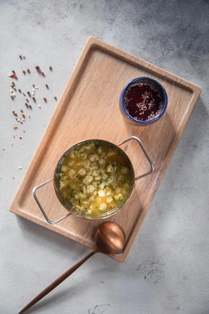 Tomate y sopa y fondo gris en la vista superior de la mesa de madera