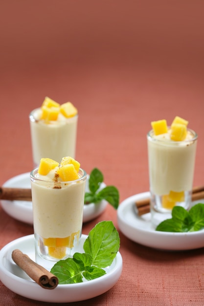 Tomate sorbete de mango con canela, postre para la restauración de una celebración.