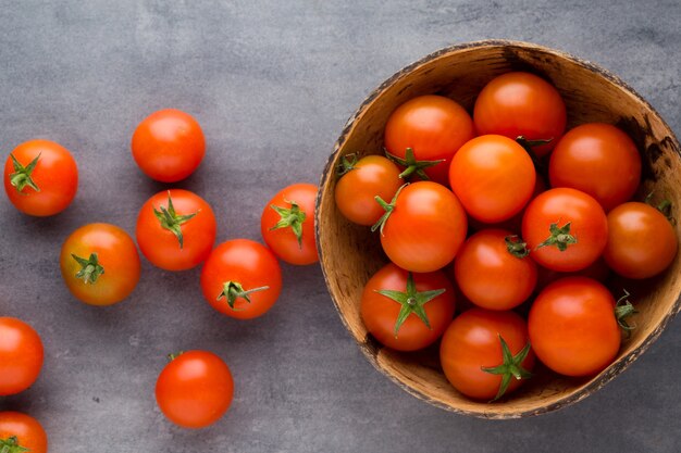 Tomate en la superficie gris.