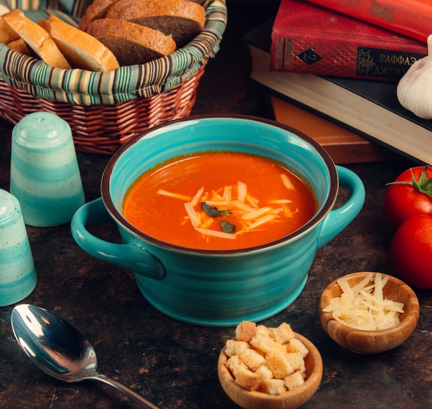 Tomate Suppe in eine Schüssel geben