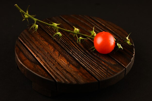 Tomate en una tabla de madera