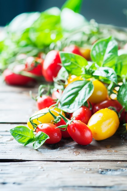 Tomate und Basilikum auf Holztisch