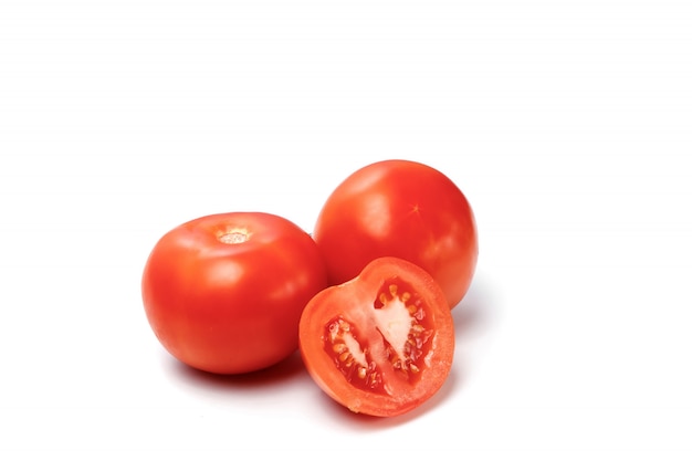 Tomate und eine slicea Tomate auf einem Weiß, Isolat