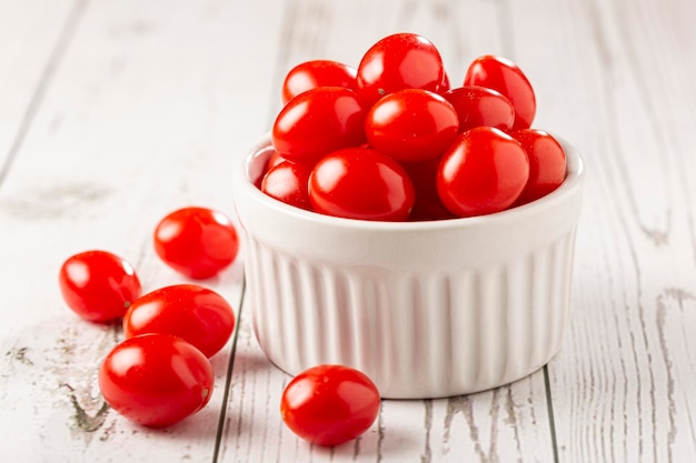 Tomate uva fresco em uma tigela sobre a mesa