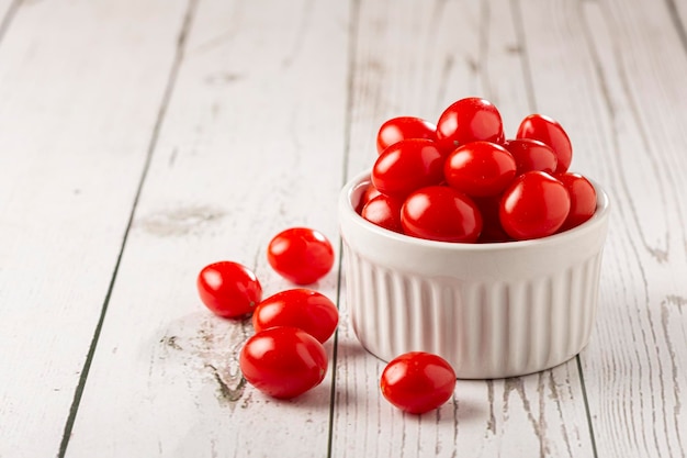 Tomate uva fresco em uma tigela sobre a mesa