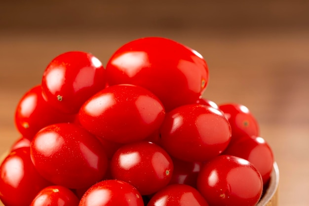 Tomate uva fresco em uma tigela sobre a mesa