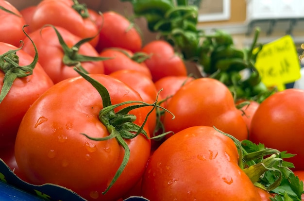 Tomate vegetal orgánico en una foto de mercado de comestibles