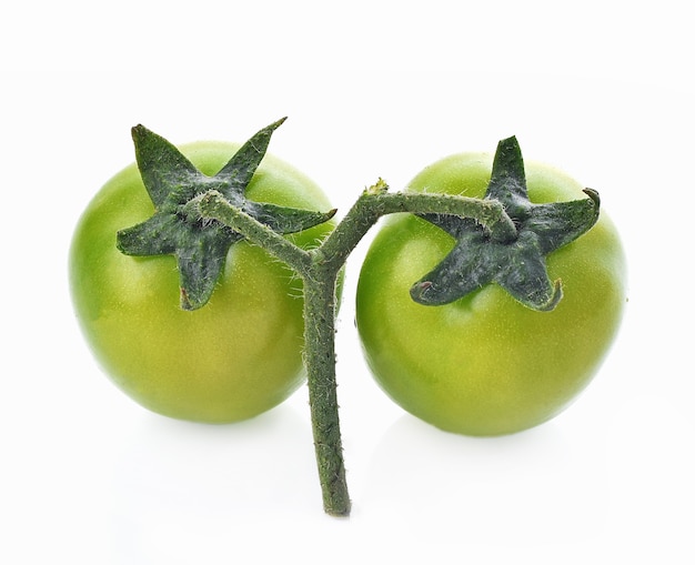 Tomate verde em fundo branco