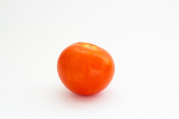 Tomate vermelho em um fundo branco