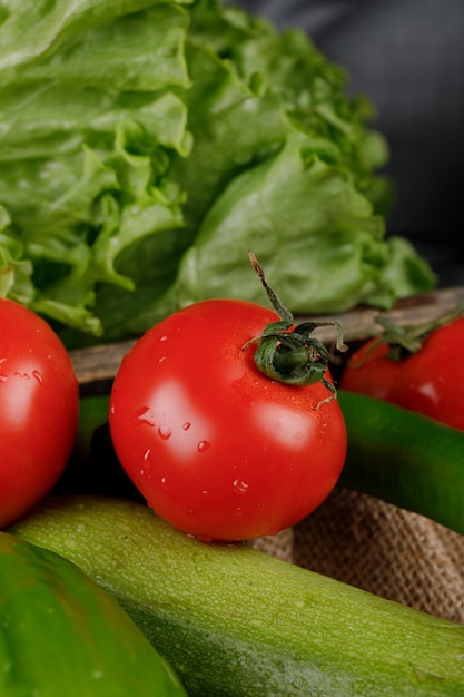 Tomate vermelho fresco, abobrinha e hortaliças.