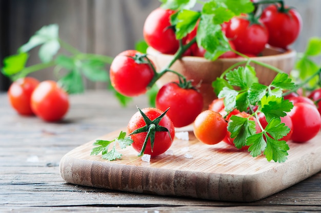 Tomate vermelho fresco com salsa verde