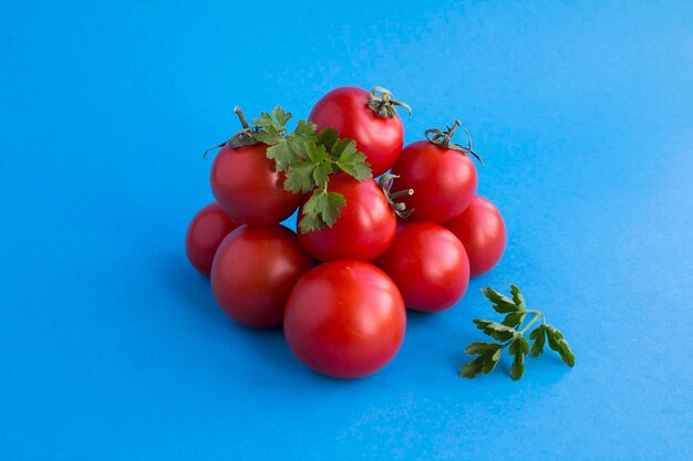 Tomate vermelho no fundo azul Copiar espaçoCloseup