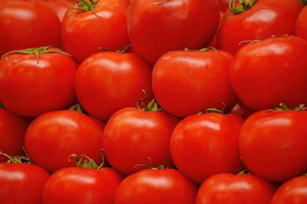 Tomaten an einem ländlichen Marktstand