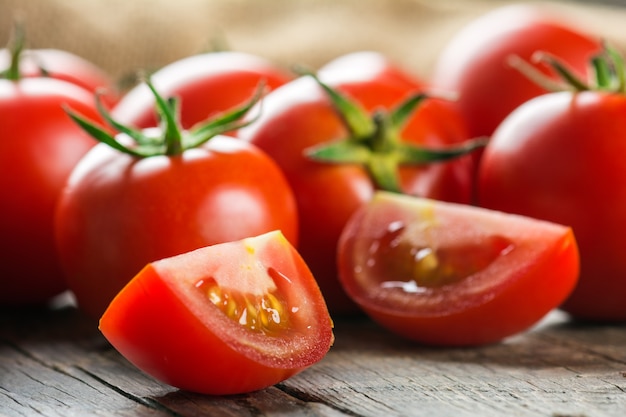 Tomaten auf altem Holztisch