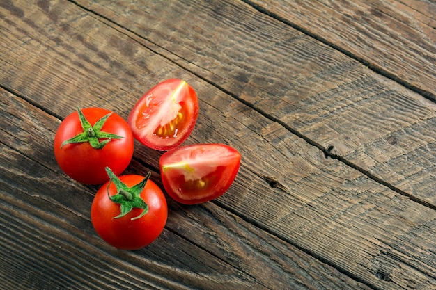 Tomaten auf altem Holztisch