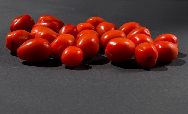 Foto tomaten auf dem tisch