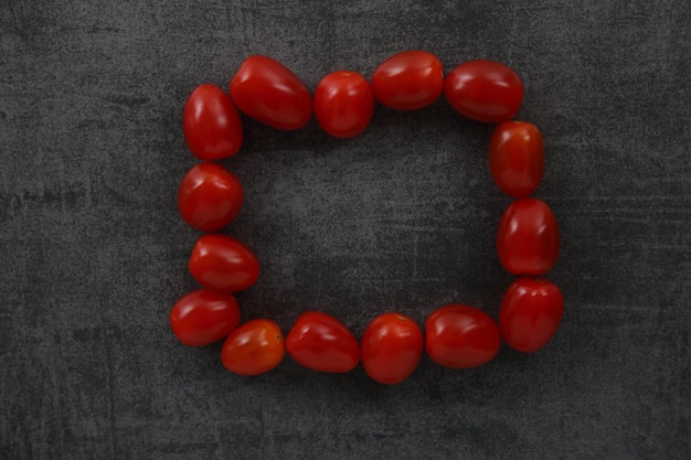 Tomaten auf dunklem Felshintergrund