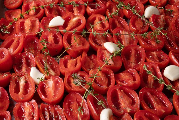 Tomaten auf einem Backblech zum Garen im Ofen ausgelegt